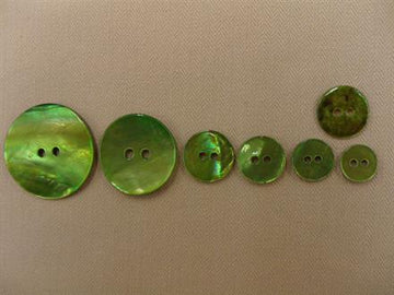 Perlemorsknap klassisk 2-huls limegrøn, 25,5mm