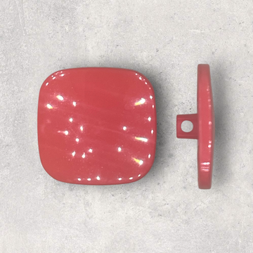 Calypsorød kvadratisk plastknap, 1 øje 26x26mm