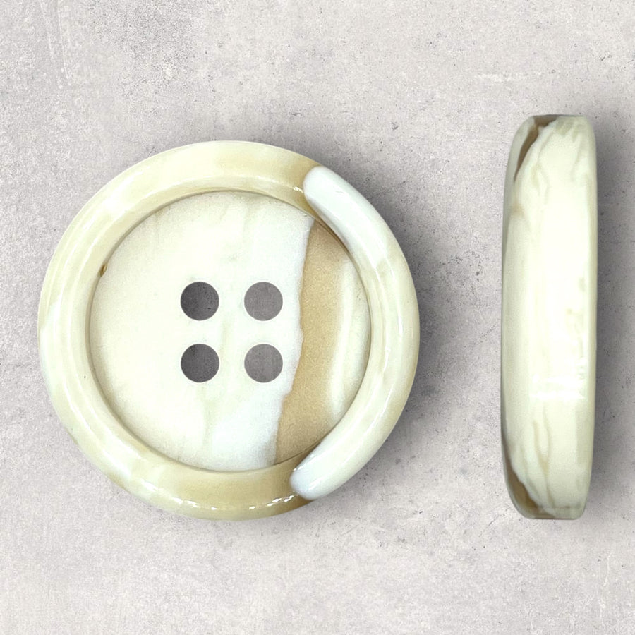 Standardknap, klassisk 4-huls, fremhævet kant, hornlook, 34mm