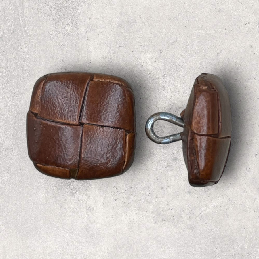 Læderknap kvadratisk brun, flet look