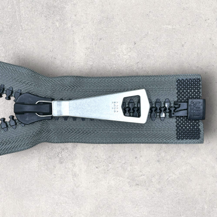 Grå plast delbar 68cm 10mm