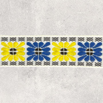 Bånd med blomster, blå og gule på hvid baggrund, 1m