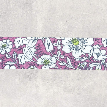 Skråbånd, hvide blomster på lyserød/lilla bund, 20mm bomuldspoplin, 1m