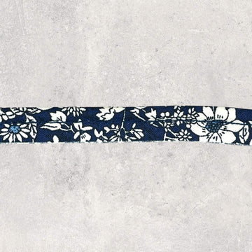 Tittekant, råhvide blomster på mørkeblå bund, 11mm bomuldspoplin, 1m