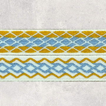 Bånd, vendbar med zig-zag mønster, lyseblå og solgul på hvid baggrund, 1m