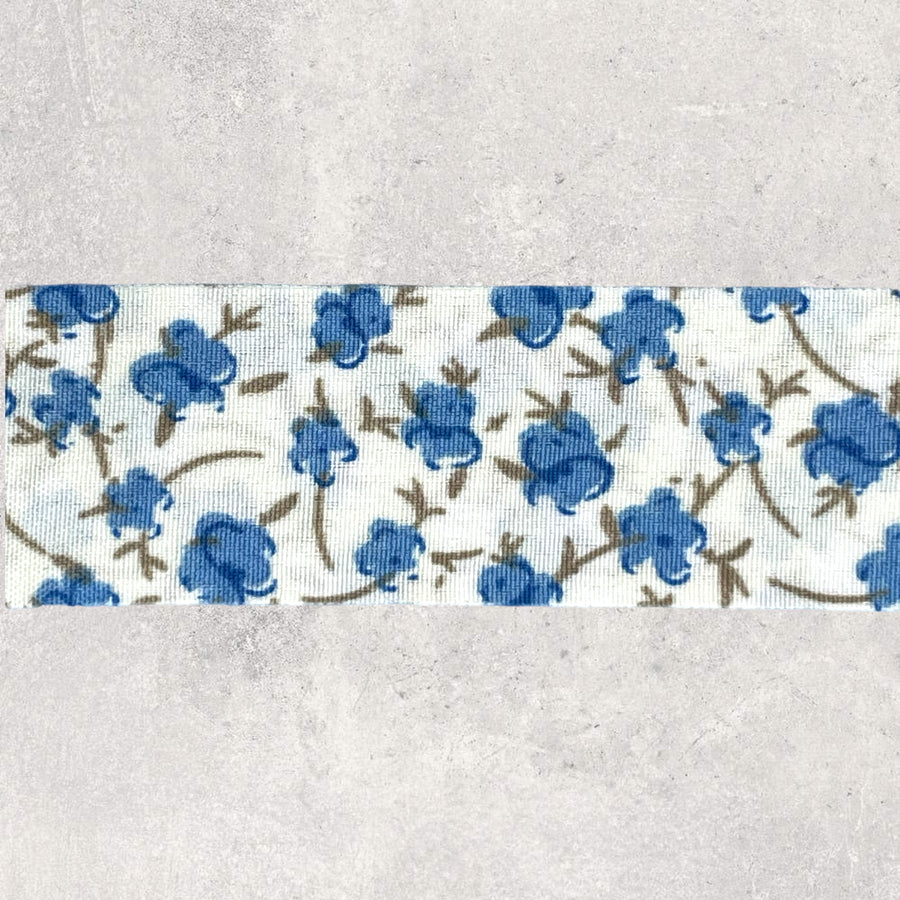 Dobbeltsidet blomsterbånd, lyseblå blomster på hvid bund 25mm, 1m