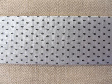 Skråbånd mønstret, hvid m. sorte prikker, 1m