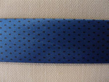 Skråbånd mønstret, støvet blå m. sorte prikker, 1m