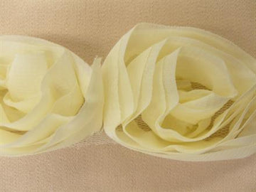 Blomsterbånd, store roser, off white, 1m