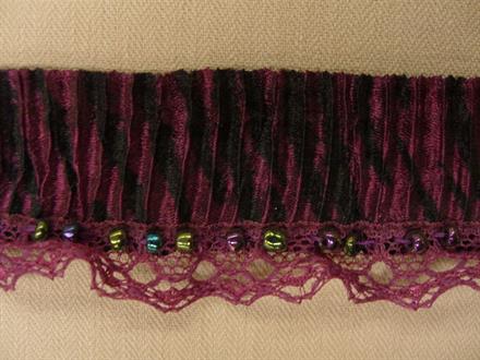 Plisseret satinbånd, violet/sort m. blonde og perler 30mm, 1m