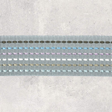 Bånd lysegrå med påsyning i farvede striber 25mm, 1m