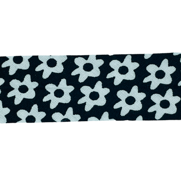 Skråbånd mønstret, hvide blomster på sort bund, 1m