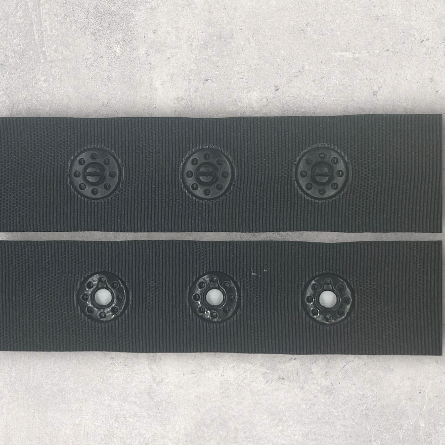 Abe Rummet storhedsvanvid Bånd med trykknapper, afklippes som 3 stk, sort, 7cm – Handler Copenhagen