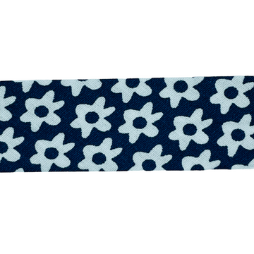 Skråbånd mønstret, hvide blomster på mørkeblå bund, 1m