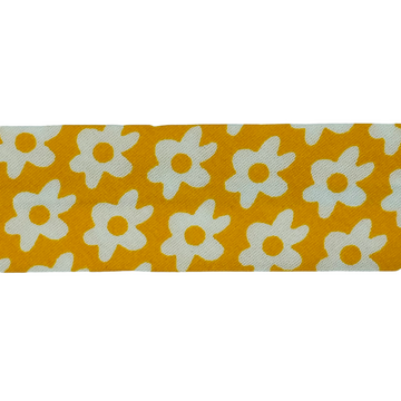 Skråbånd mønstret, hvide blomster på æggeblomme bund, 1m