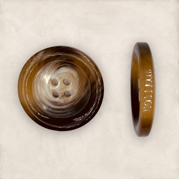 Standardknap, klassisk 4-huls, fremhævet kant, hornlook, 28mm