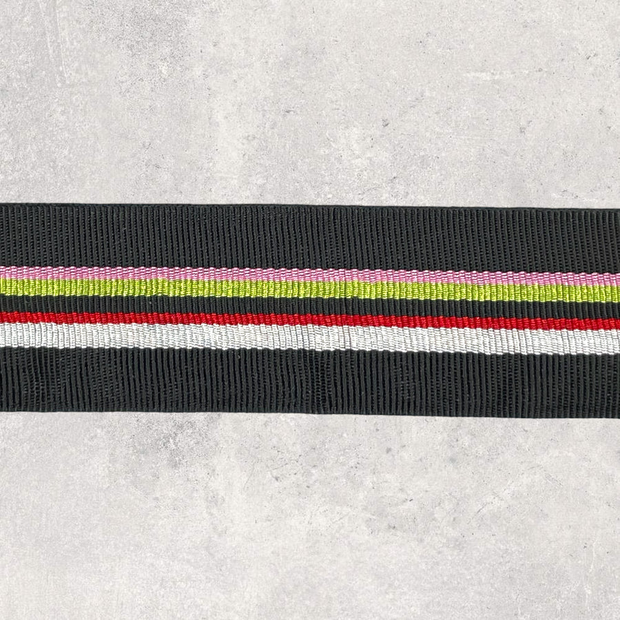 Bånd med sort/lyserød/grøn/rød/hvid striber 21mm, 1m